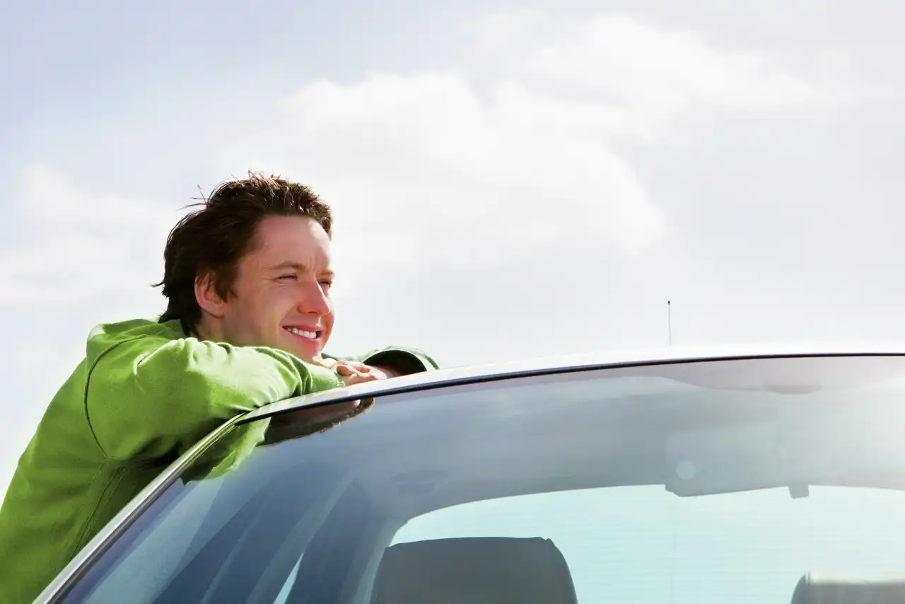 Drei Frauen sitzen im Auto