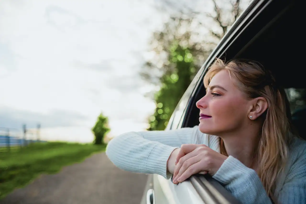 Frau schaut aus dem Auto