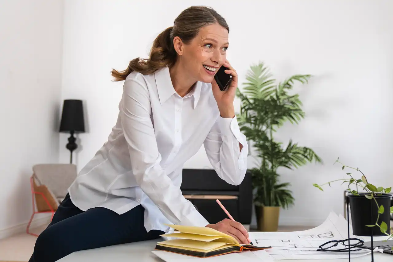 Frau und Mann mit Papierblock